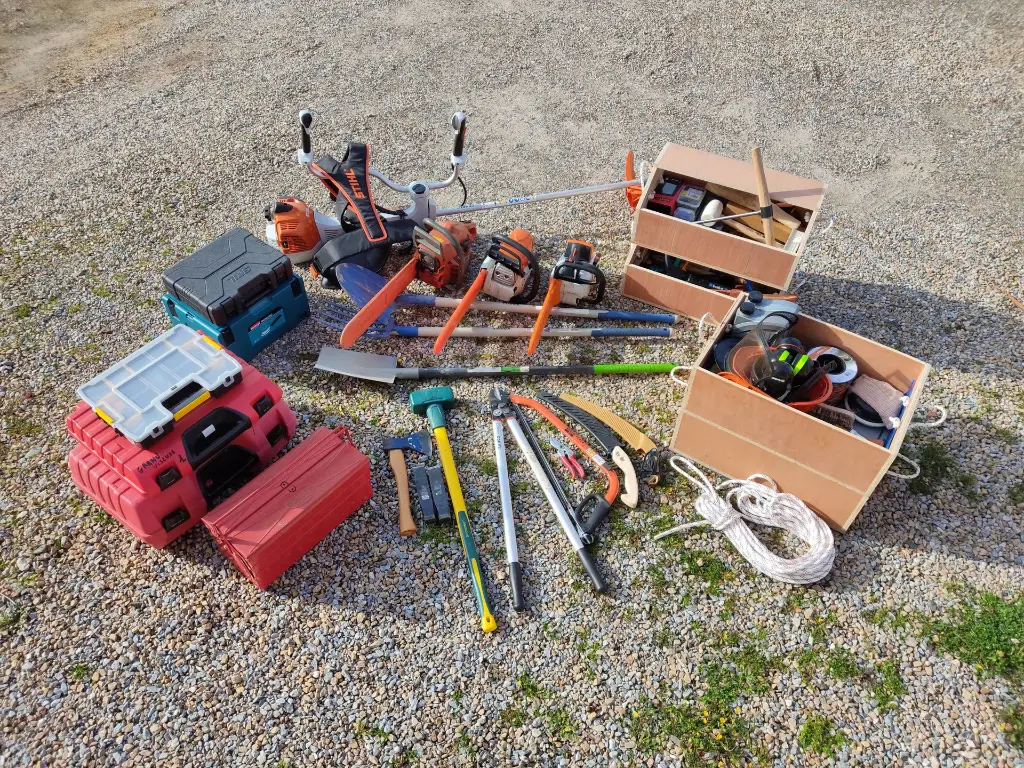 Matériel d’élagage, de taille, de débroussaillage et de bricolage appartenant à Christophe Brumbt