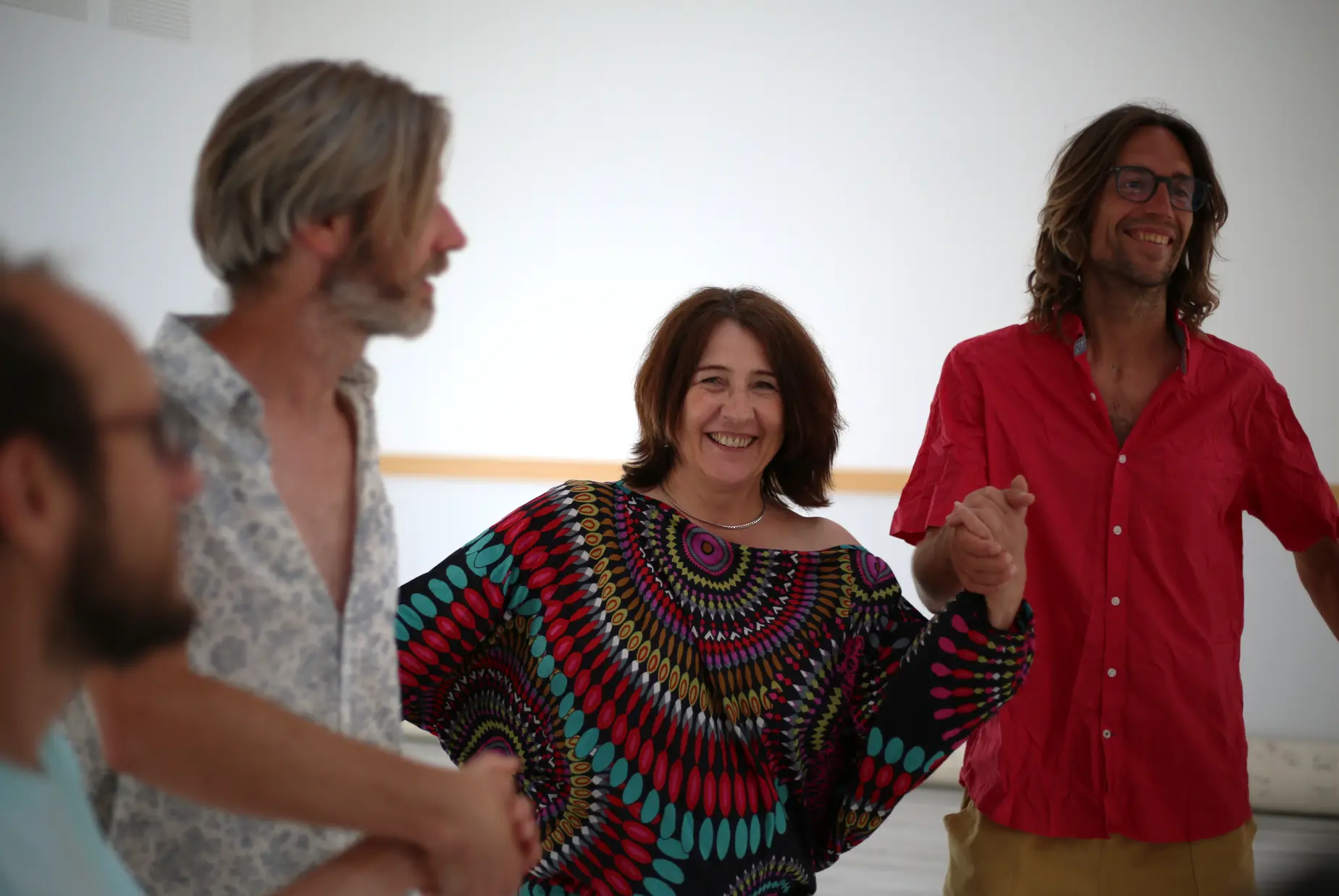 Vue d'une partie d'une ronde de plusieurs personnes, où chacun a du plaisir à vivre et danser
