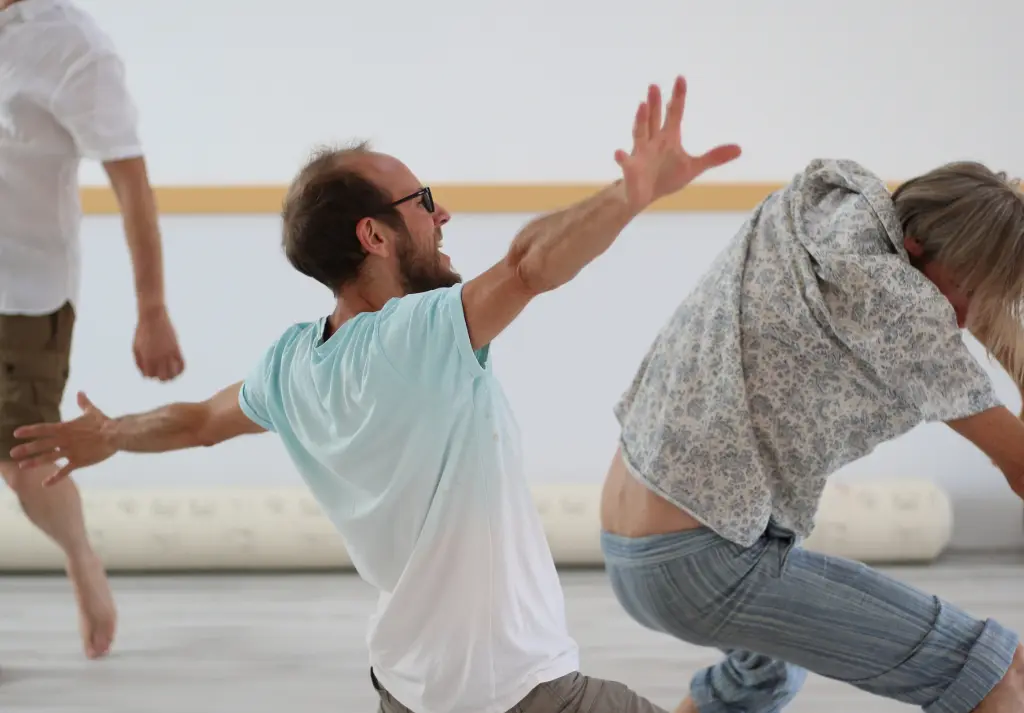 Participant d'un cours de Biodanza qui a trouvé son propre plaisir de danser grâce à sa pratique régulière