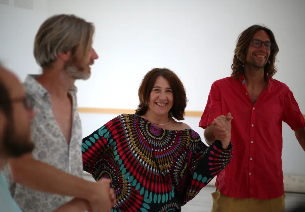 Vue d'une partie d'une ronde d’un cours de Biodanza, où chacun a du plaisir à vivre et danser