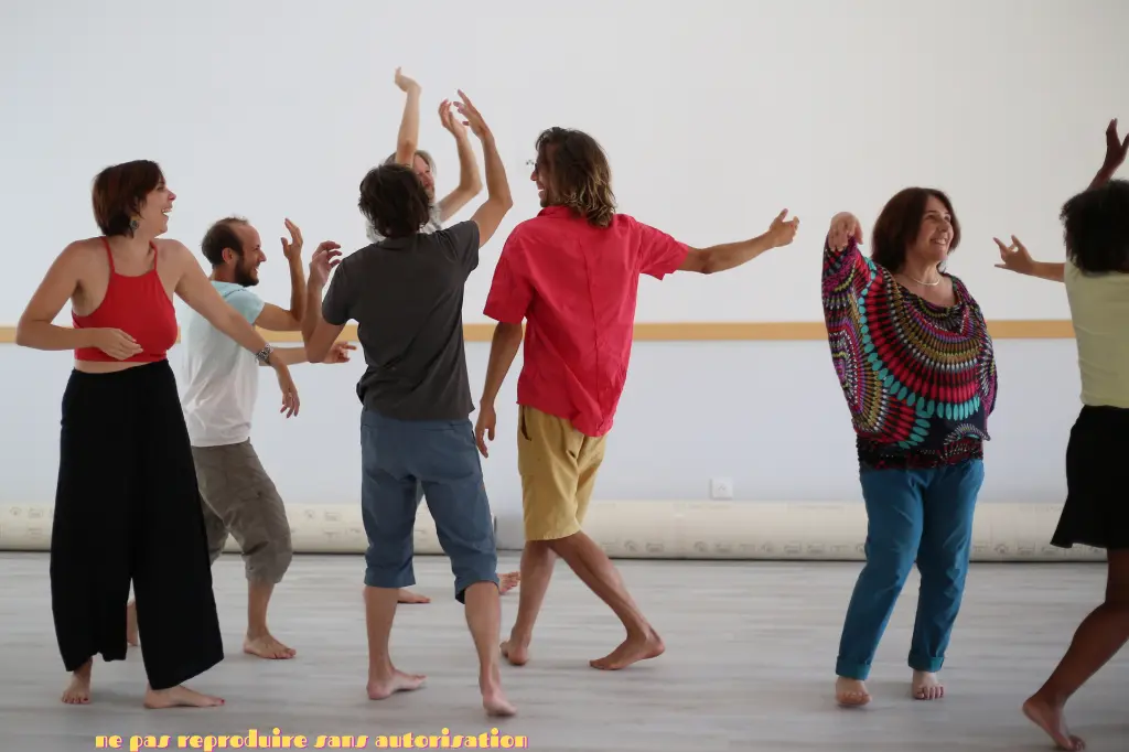 Groupe de personnes qui dansent lors d'une séance de Biodanza