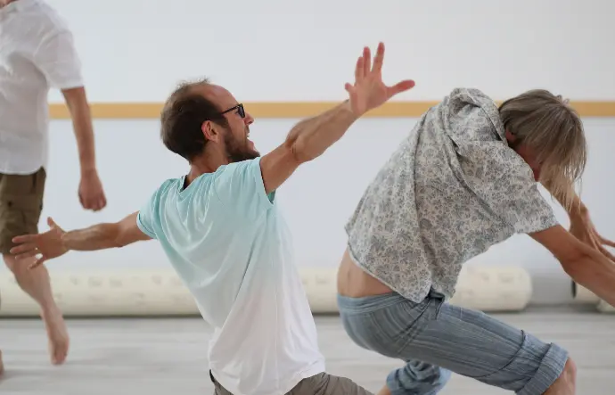 Participant d'un cours de Biodanza facilité par Christophe Brumbt à Bédarieux qui a trouvé son propre plaisir de danser grâce à sa pratique régulière